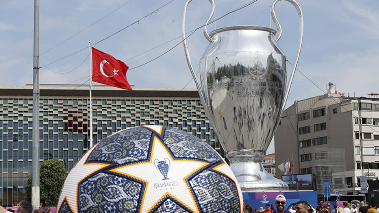 Dev kupa Taksim Meydanı'nda