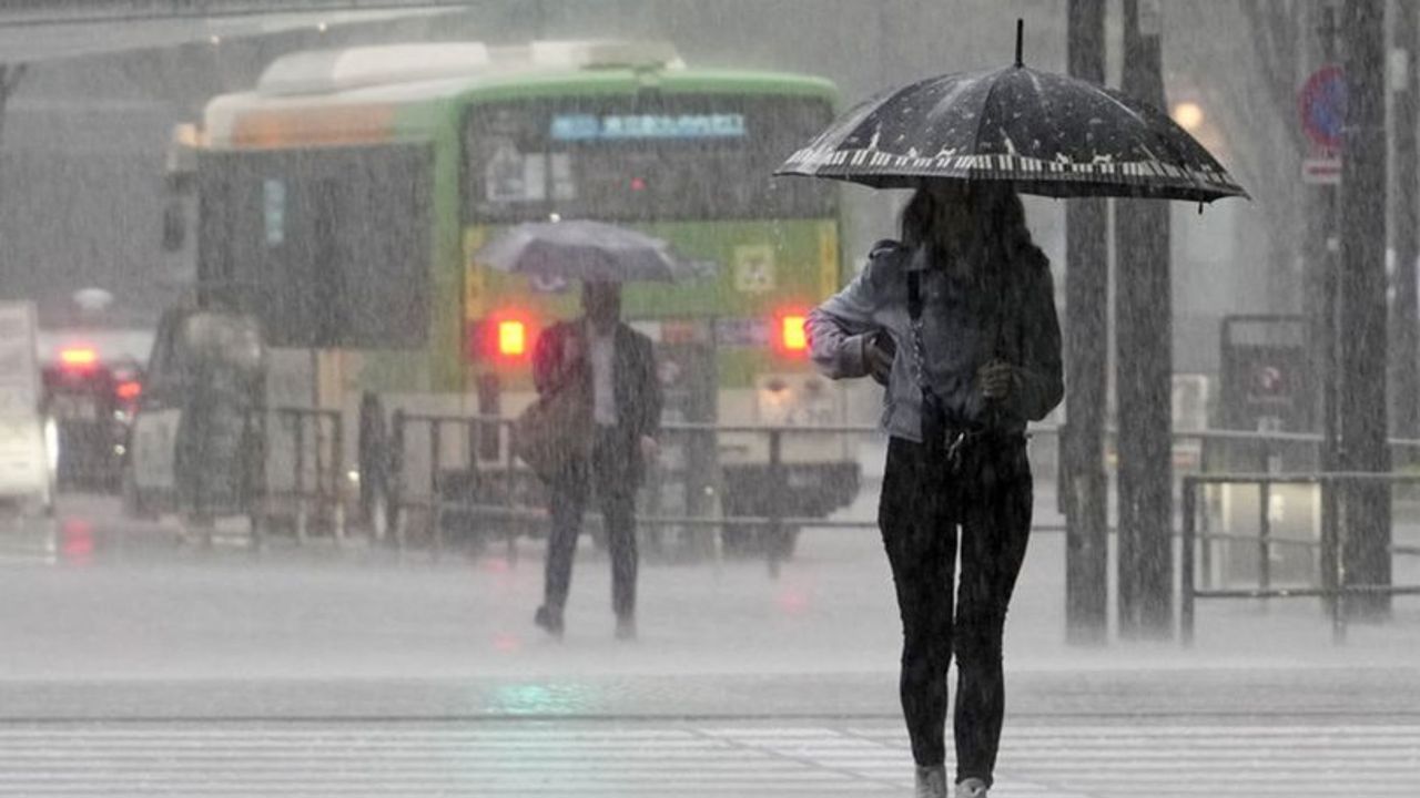 Japonya'da aşırı yağışlar sonrası 360 bin kişi için tahliye çağrısı