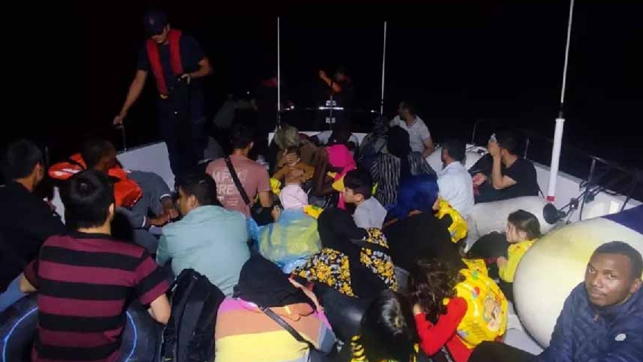 Türk kara sularına itilen onlarca düzensiz göçmen kurtarıldı