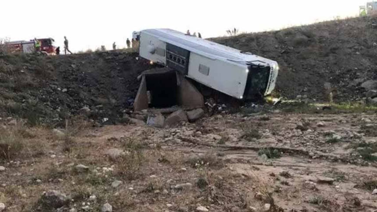 Erzurum'da yolcu otobüsü şarampole yuvarlandı: Ölü ve yaralılar var