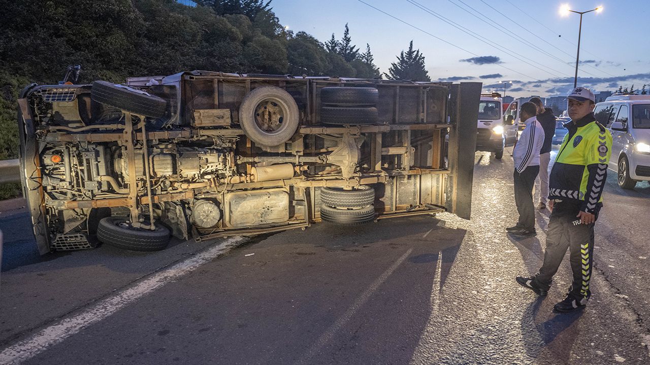 Ümraniye'de devrilen kamyonetin sürücüsü yaralandı.