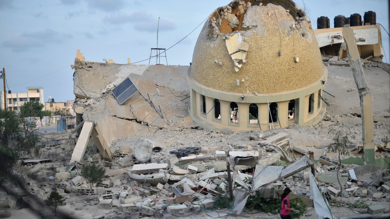 İşgalci İsrail, Gazze'deki El-Emin Muhammed Camisi'ni vurdu
