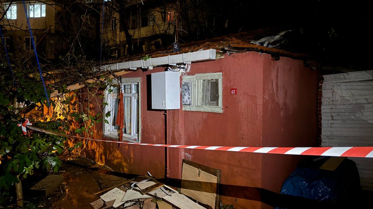 Eyüpsultan'da toprak kayması: 1 ev tahliye edildi