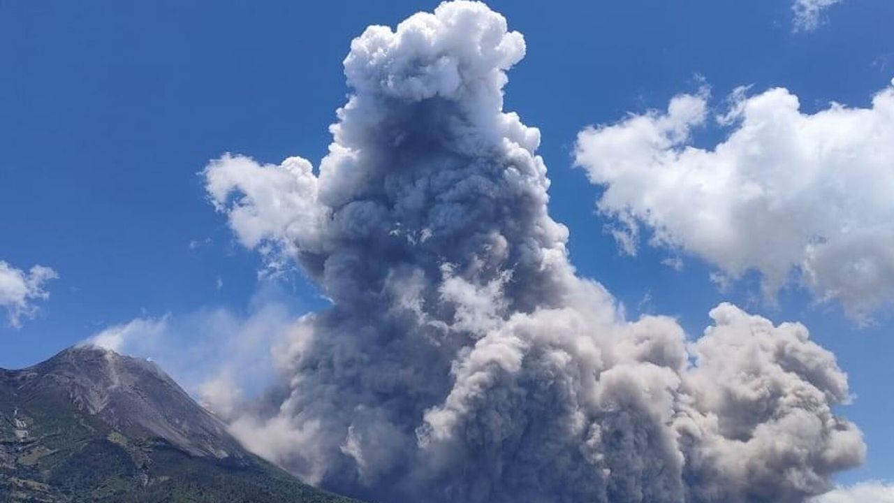 Endonezya'da yanardağ patladı: 22 kişi hayatını kaybetti