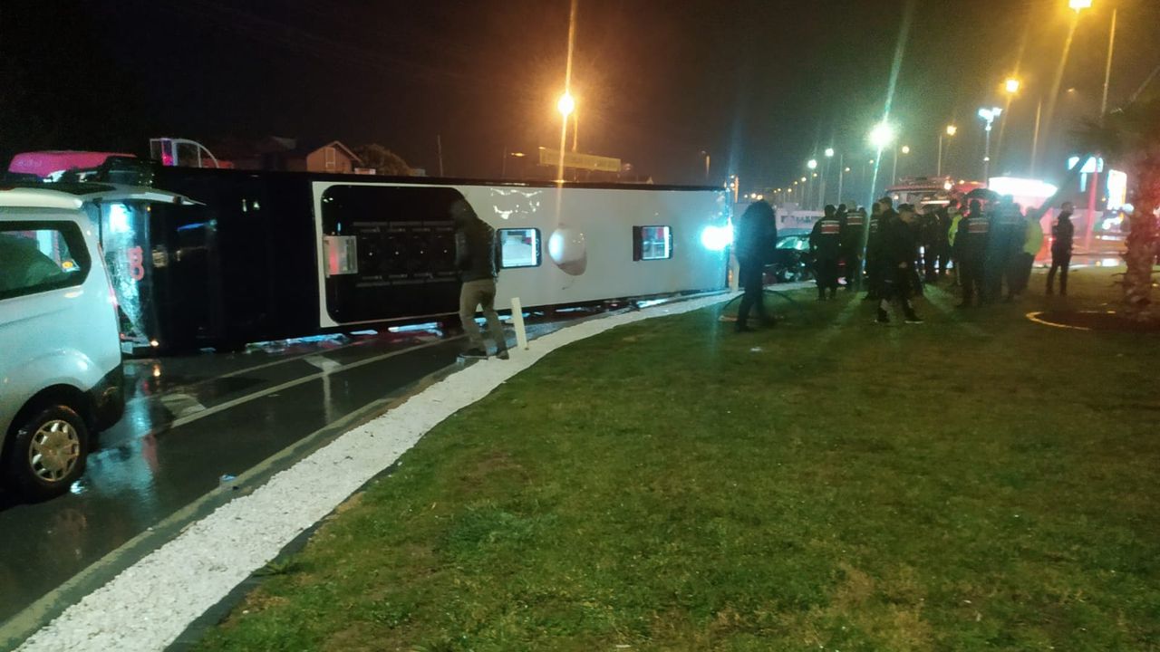 Balıkesir'de yolcu otobüsü devrildi, 1 kişi öldü, 20 kişi yaralandı
