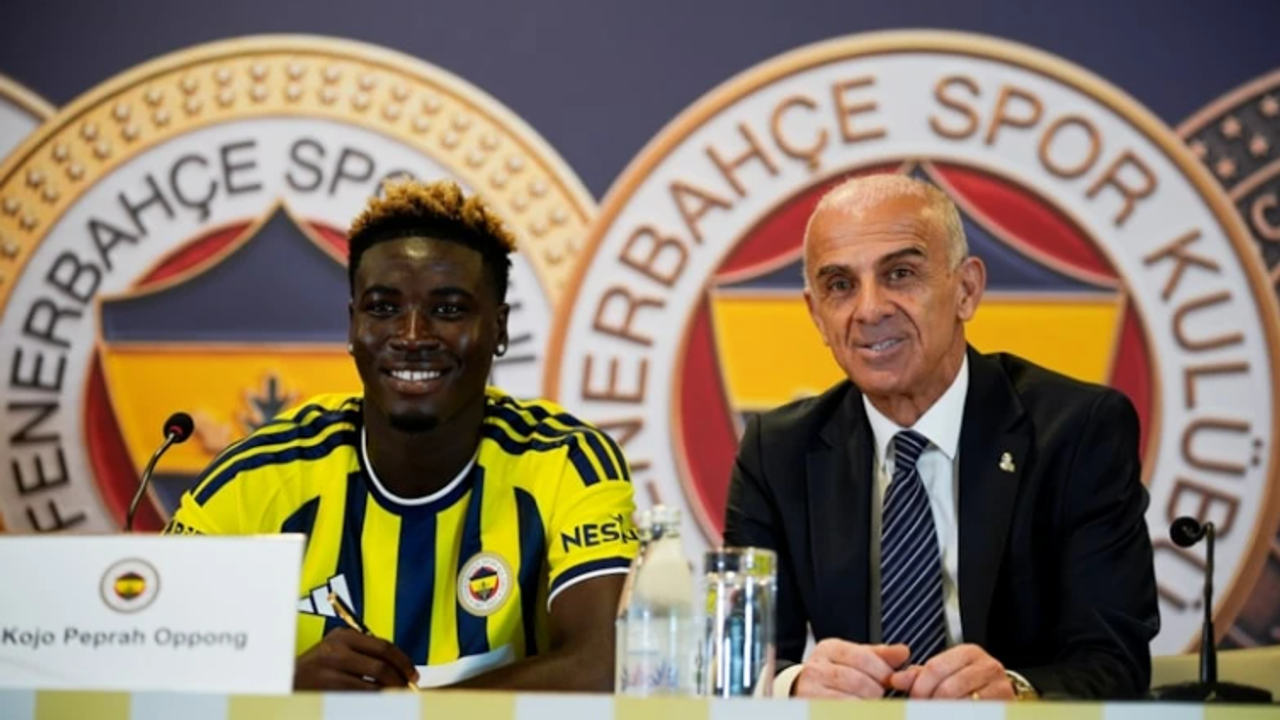 Fenerbahçe, yeni transfer Kojo Peprah Oppong için imza töreni düzenledi