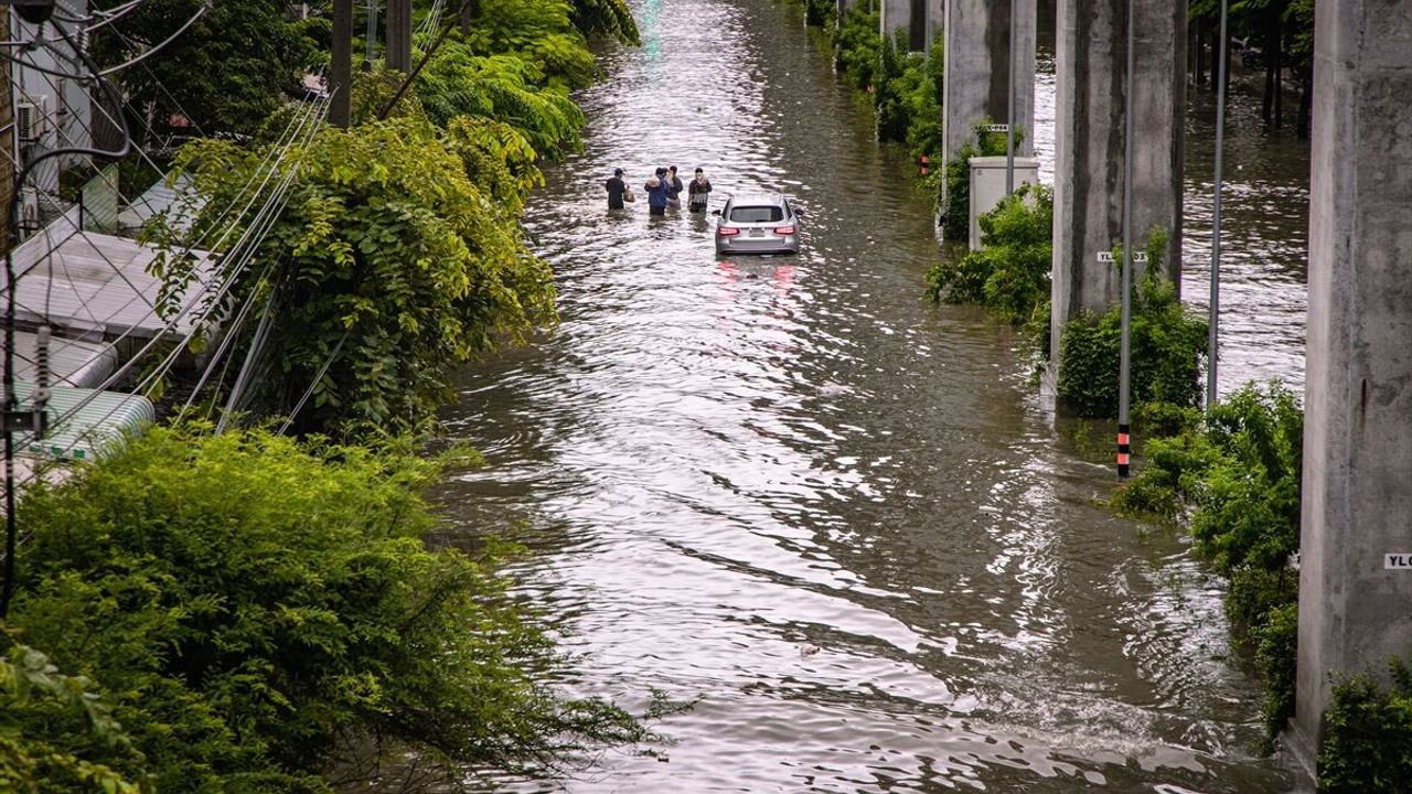 Bangkok'taki 50 bölgenin tamamı afet bölgesi ilan edildi