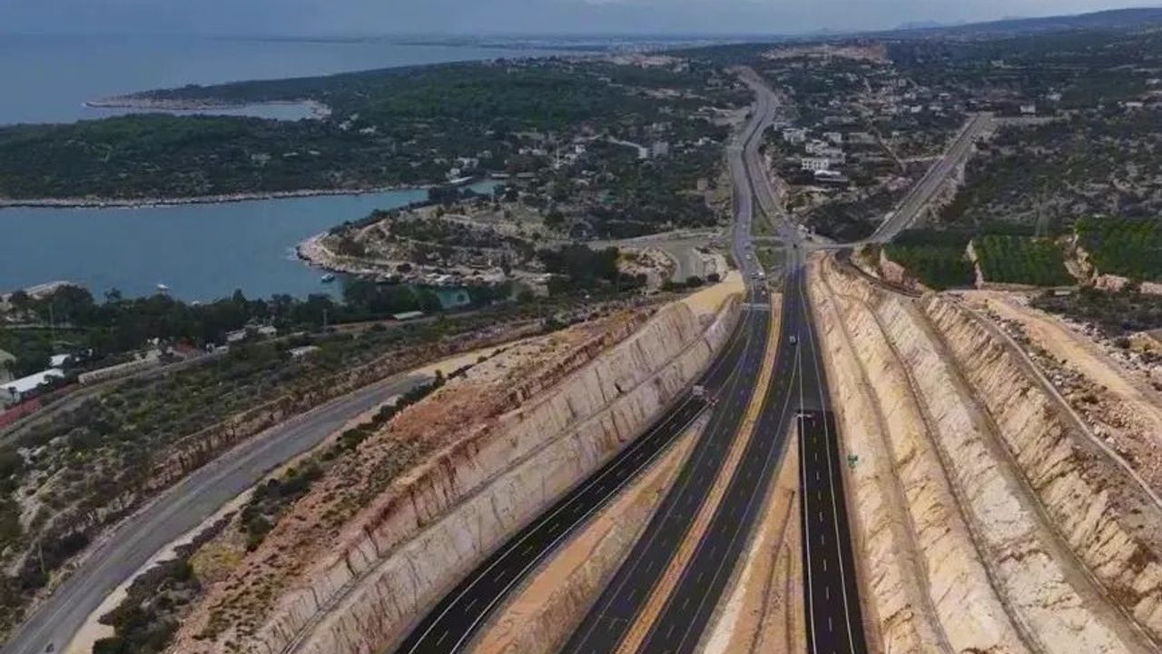 Çeşmeli-Taşucu Otoyolu'nun Kızkalesi kesimi 19 Ekim'de trafiğe açılacak