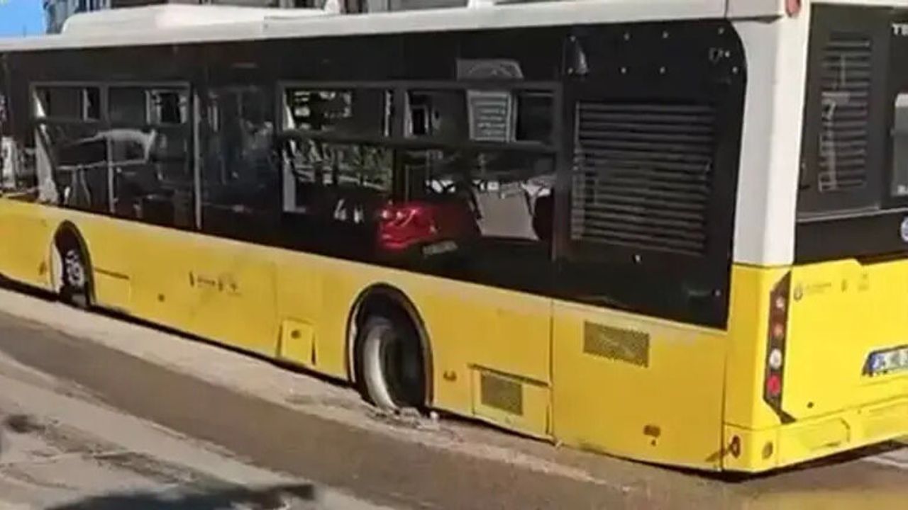 Maltepe'de yol çöktü, bir İETT otobüsü çukura düştü
