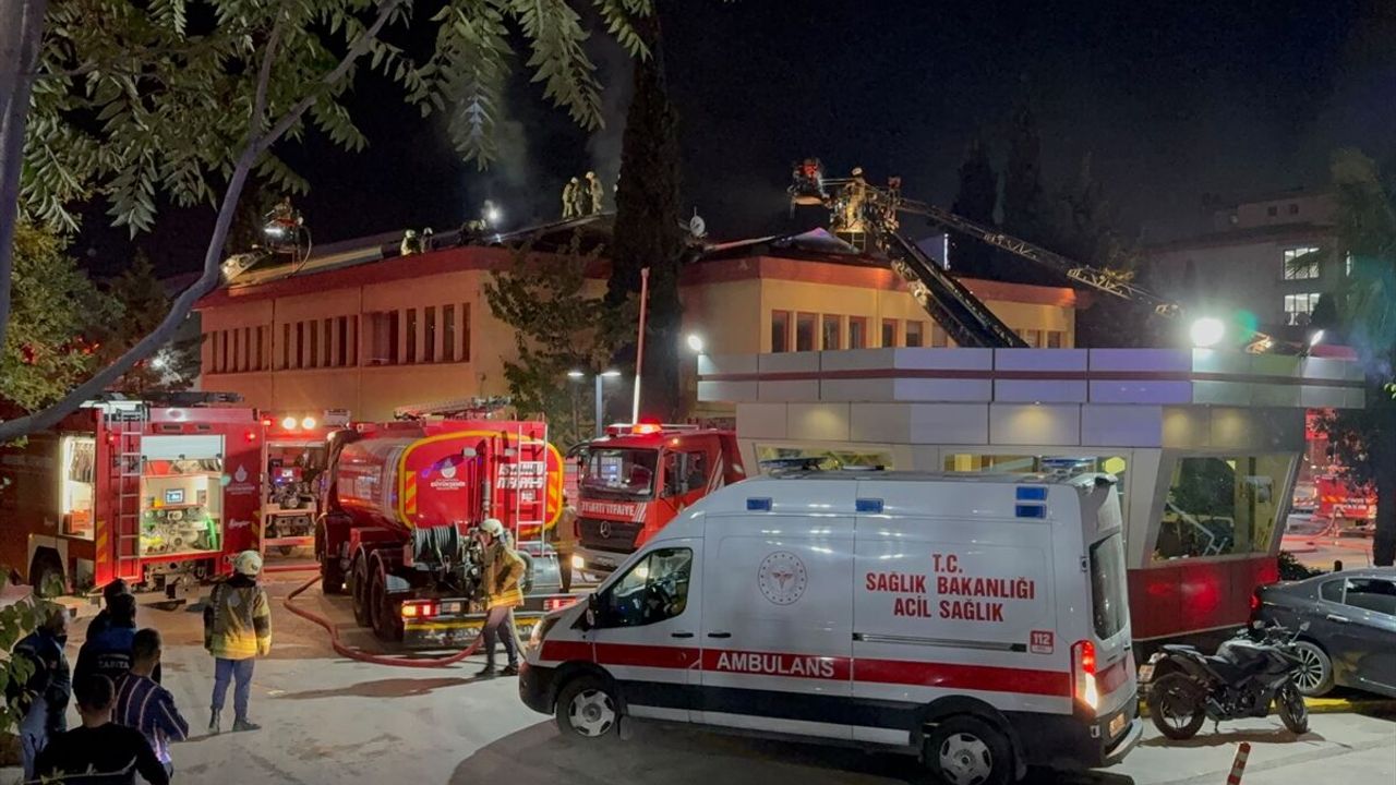 Kartal Koşuyolu Eğitim ve Araştırma Hastanesinin çatısında yangın
