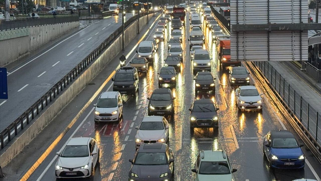 İstanbul'da akşam saatlerinde trafik yoğunluğu yüzde 89'a çıktı