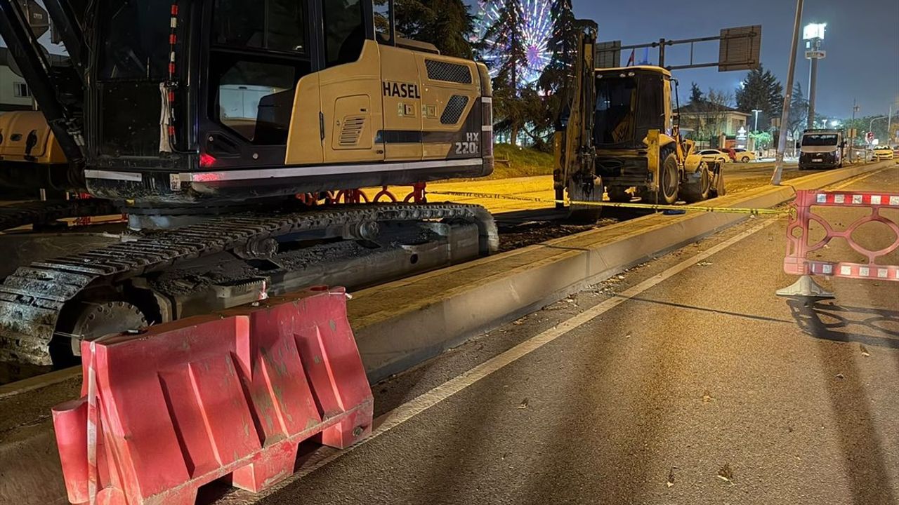 Bayrampaşa'da yol çöktü, bir işçi hayatını kaybetti