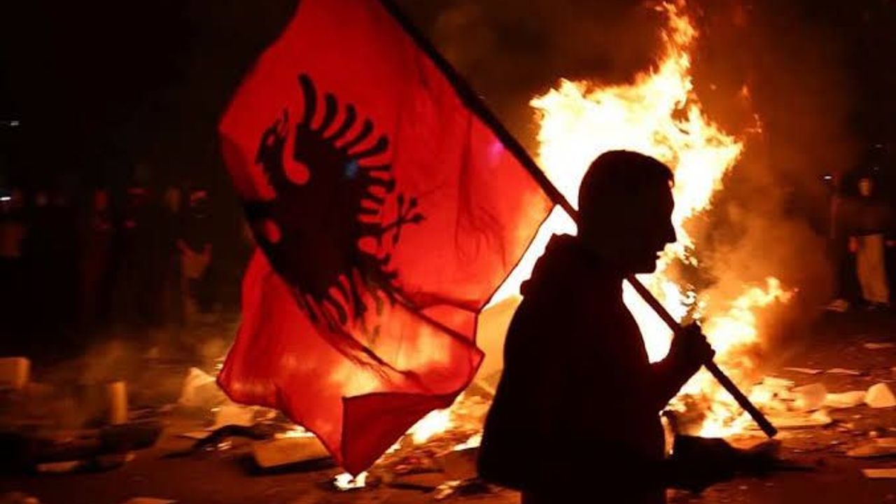 Arnavutluk'ta öğrencilerin protestoları sürüyor