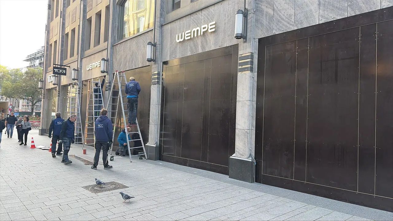 Almanya’da gösteriler öncesi lüks mağazaların vitrinleri panellerle kapatıldı
