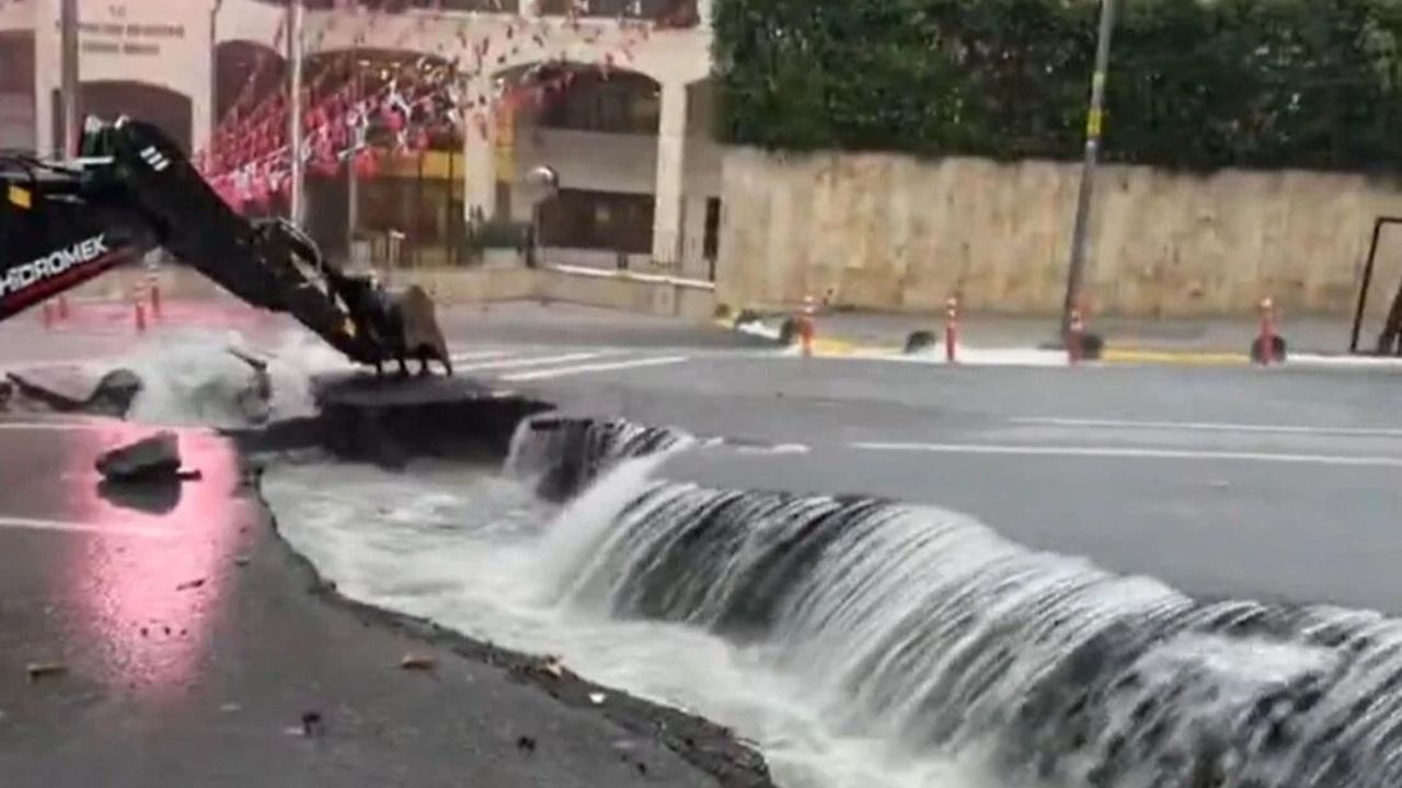 Eyüpsultan'da yol çöktü!