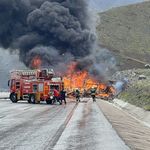 Erzincan'da iki tırın çarpışması sonucu çıkan yangına müdahale ediliyor