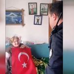 112 Acil'den bayrak isteyen engelli yaşlı kadına polisten sürpriz