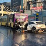 Küçükçekmece'de İETT otobüsüne çarpan otomobildeki 3 kişi öldü