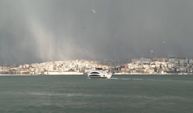İstanbul Boğazı'nda etkili olan kar yağışı geçişleri görüntülendi