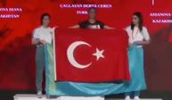 Türk sporcu ile Kazakistanlı sporcular arasında bayrak mücadelesi
