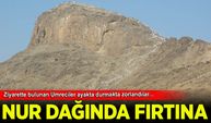 Mekke'deki Nur Dağı’nda aniden etkili olan fırtına ve şiddetli rüzgar, ziyarette bulunan umrecilere zor anlar yaşattı.