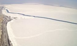 Michigan Gölü'nde kırılan dev buz kütlesi görenleri hayrete düşürdü...