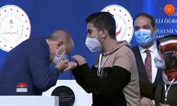 Cumhurbaşkanı Erdoğan engelli gencin elini öptü