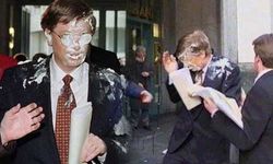 22 yıl önce Bill Gates'in suratına pastayı böyle vurdular!