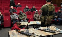 Ukrayna'nın Lviv şehrinde sivillere silah eğitimi veriliyor