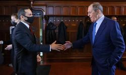 Lavrov mevkidaşı Al Sani'yi elleri cebinde karşılayıp, ateşini ölçtürdü