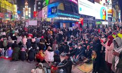 New York Times Meydanı'nda yüzlerce Müslüman teravih namazı kıldı