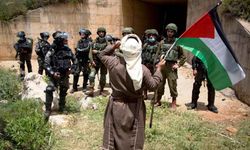 İşgalci İsrail güçleri Batı Şeria'da 14 Filistinliyi gözaltına aldı