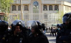 İran'da 10 katlı iş merkezinin çökmesiyle başlayan gösteriler şiddete dönüştü