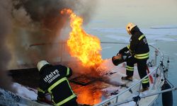 Tekirdağ'da Yat Limanı'nda çıkan yangında bir tekne kullanılamaz hale geldi
