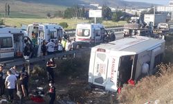 Afyonkarahisar'da yolcu otobüsü devrildi: 1 kişi öldü, 30 kişi yaralandı