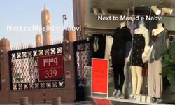 Mescid-i Nebevi'nin yanı başındaki H&M'de yer alan dekolteli kıyafetler tepki çekti