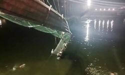 Hindistan'da asma köprü çöktü: 60 kişi hayatını kaybetti