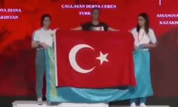 Türk sporcu ile Kazakistanlı sporcular arasında bayrak mücadelesi