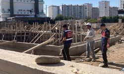 Mersin'de çöken beton kalıbın altında kalan işçi hayatını kaybetti