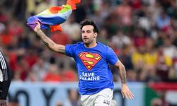 Dünya Kupası maçında LGBT bayraklı taraftar sahaya girdi