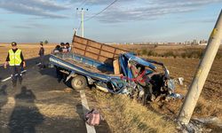 Tekirdağ'da elektrik direğine çarpan kamyonetteki 2 kişi hayatını kaybetti