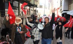 Hakkari'de çocukları dağa kaçırılan aileler HDP önünde protesto düzenledi