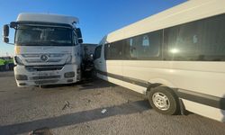 Adana'da TIR ile minibüs çarpıştı: 18 yaralı