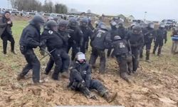 Almanya'da eylem sırasında polisler çamura saplandı