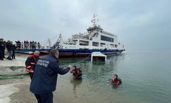 Malatya'da feribota yolcu taşıyan otobüs gölete düştü