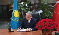 Tokayev, Türkiye’nin Astana Büyükelçiliğini ziyaret ederek taziye defterini imzaladı