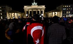 Depremde hayatını kaybedenler için Berlin'de kent meydanında dua edildi
