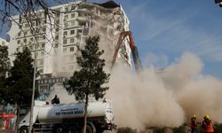 Diyarbakır'da ağır hasarlı Galeria İş Merkezi ve üstündeki sitenin yıkımına başlandı