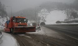 Bolu Dağı'nda yoğun kar yağışı etkili oluyor