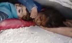 Göçük altında kurtarılmayı bekleyen Suriyeli küçük kızın sözleri yürek burktu